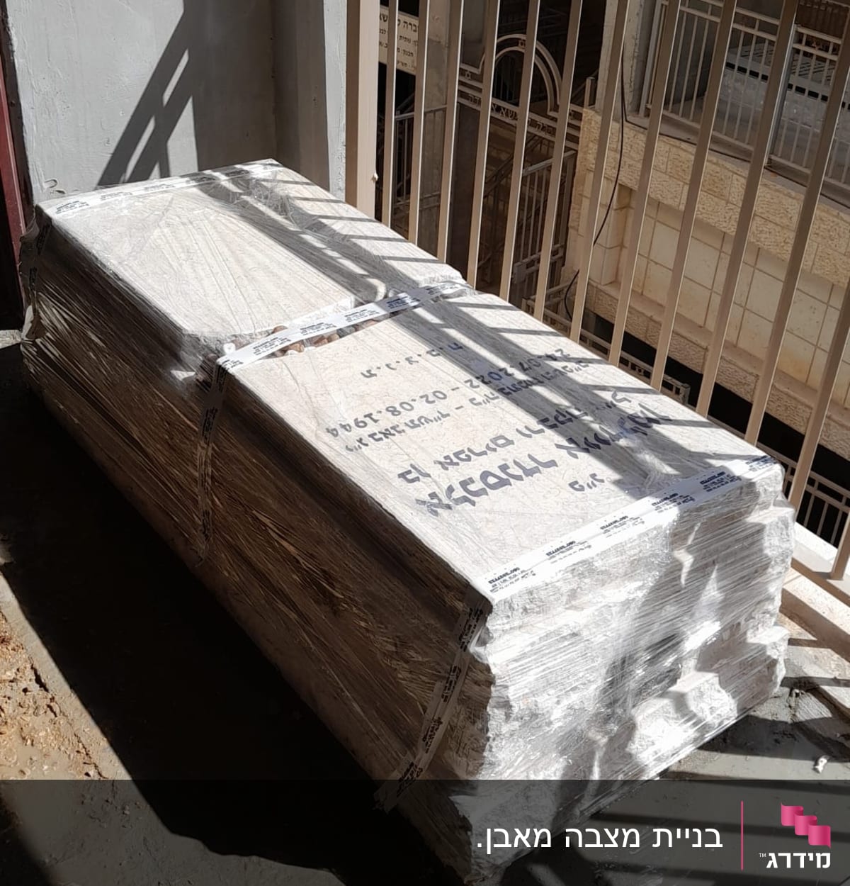 ערימת מצבות עטופות בניילון על רצפה